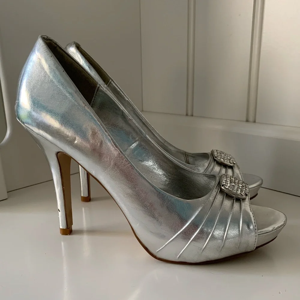 Lava•Elegant Silver Metallic Peep Toe Platform Pump-Size 7